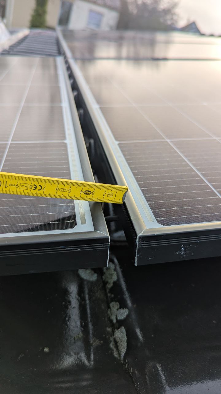 Abstandsmessung von 2cm zwischen zwei Solarmodulen