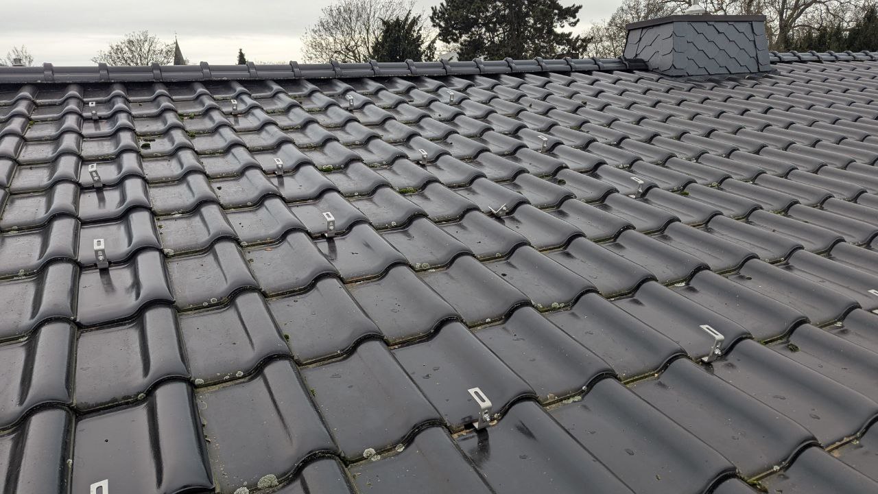 Montierter Dachhaken auf dem Ziegeldach