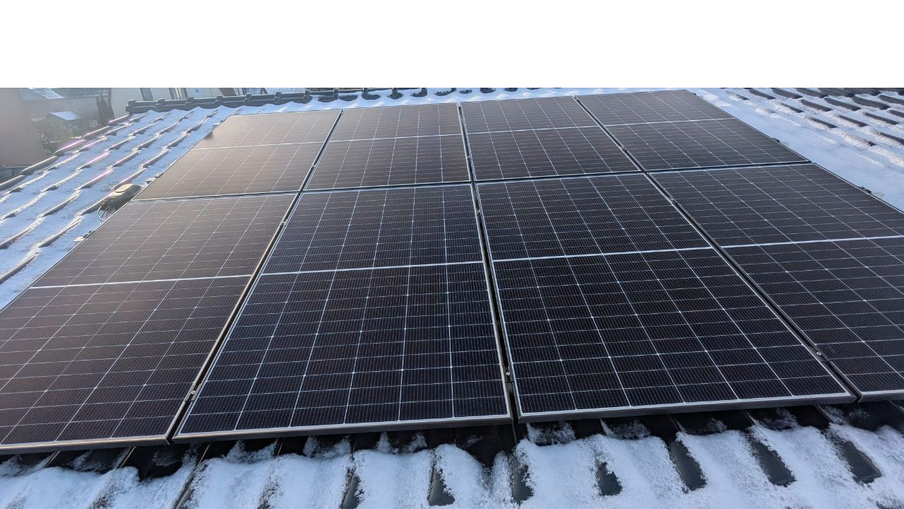 8 fertig montierte Solarmodule auf der Ostseite des Daches